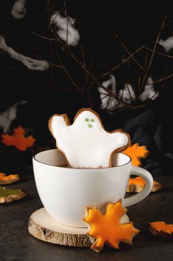 Tatlı Cadılar Bayramı. Sıcak kakao hayaletler, şeklinde kurabiye ile l