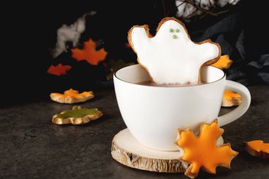 Tatlı Cadılar Bayramı. Sıcak kakao hayaletler, şeklinde kurabiye ile l