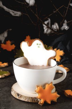 Tatlı Cadılar Bayramı. Sıcak kakao hayaletler, şeklinde kurabiye ile l