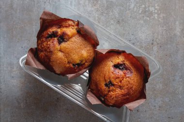 Yaban mersinli çörek ve taze çilek. Lezzetli tatlı. Hafif Kahvaltı