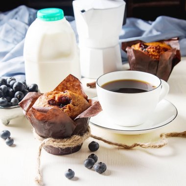 Yaban mersinli çörek ve taze meyve, bir fincan sade kahve. Lezzetli 