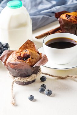 Yaban mersinli çörek ve taze meyve, bir fincan sade kahve. Lezzetli 