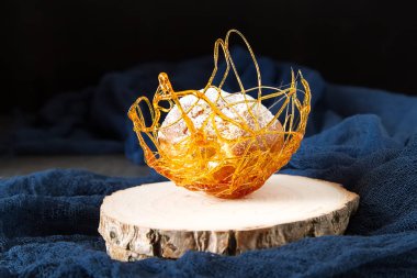 İtalyan tatlı krem ve karamel dekorasyonu ile profiterol var