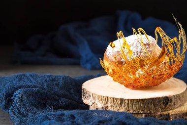 İtalyan tatlı krem ve karamel dekorasyonu ile profiterol var