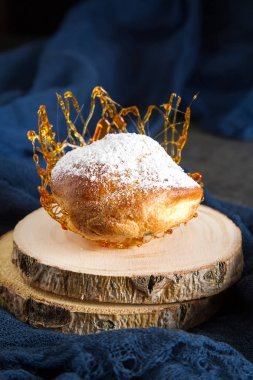 İtalyan tatlı krem ve karamel dekorasyonu ile profiterol var