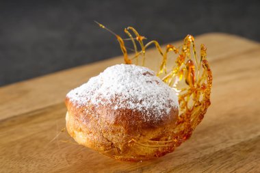 İtalyan tatlı krem ve karamel dekorasyonu ile profiterol var