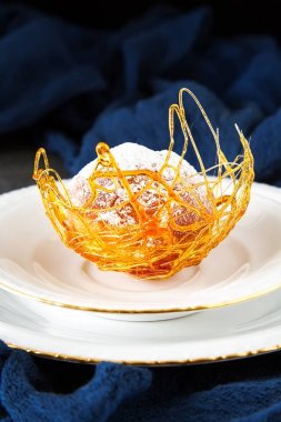 İtalyan tatlı krem ve karamel dekorasyonu ile profiterol var