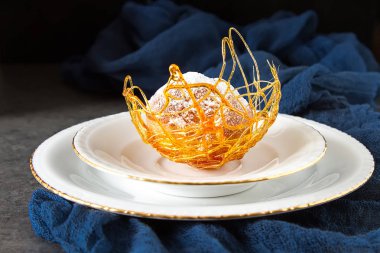 İtalyan tatlı krem ve karamel dekorasyonu ile profiterol var