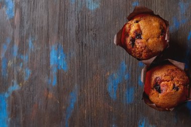 Yaban mersinli çörek ve taze çilek. Lezzetli tatlı. Hafif Kahvaltı