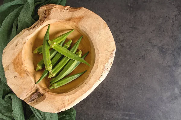 Lady Fingers veya bamya. Koyu arka plan. , Metin için yer