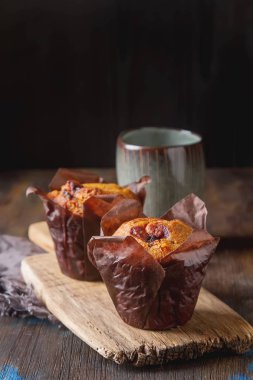 Yaban mersinli çörek ve taze meyve, bir fincan sade kahve. Lezzetli 