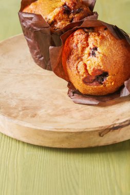 Yaban mersinli çörek ve taze çilek. Lezzetli tatlı. Hafif Kahvaltı