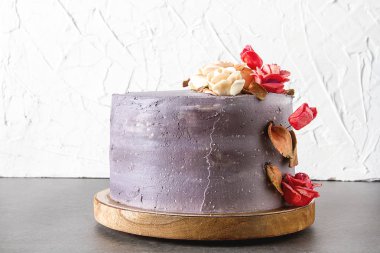 Çikolatalı pasta doğum günü için çiçekli. Beyaz arka plan.