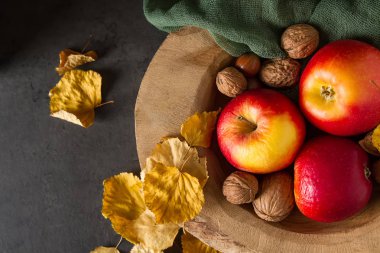 Sonbahar yemek elma, fındık, kabak ve sarı bırakır. Karanlık backgr