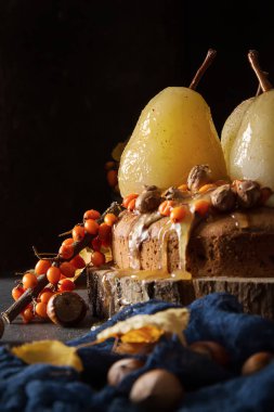 Sonbahar yemek. Armut, deniz topalak ve fındık ile pasta. Karanlık backgr