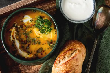 Sonbahar yemek. Olgun kabak, ekşi krema, otlar çorbası. Ha tatil