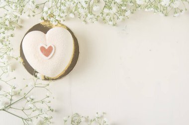 Keyifli, lüks mousse kek formu kalbinde. Valentine'nın Da