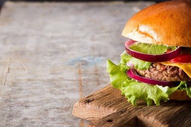 Sığır eti, peynir ve domates, Amerikan fast food ile Burger. Gri 