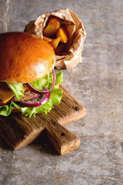 Sığır eti, peynir ve domates, Amerikan fast food ile Burger. Gri 