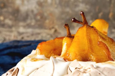 Geleneksel bir Pavlov tatlı armut ve beyaz krema ile. Fransızca 