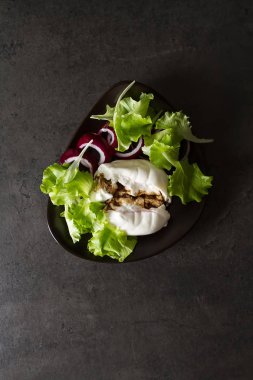 İtalyan burrata peynirli salata olsun. Koyu arka plan.