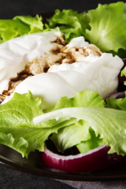 İtalyan burrata peynirli salata olsun. Koyu arka plan.