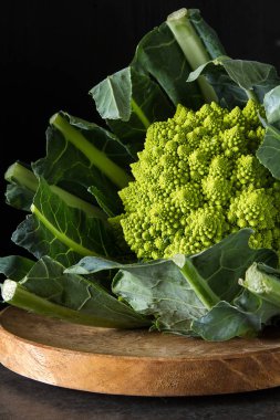 Karnabahar yeşil ve mor. Koyu arka plan. Vejetaryen yiyecekler.