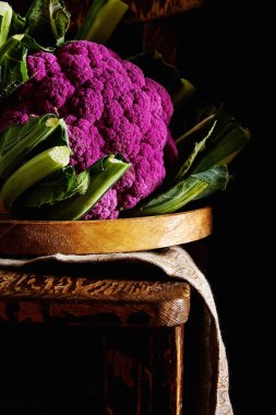 Karnabahar yeşil ve mor. Koyu arka plan. Vejetaryen yiyecekler.