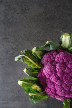 Karnabahar yeşil ve mor. Koyu arka plan. Vejetaryen yiyecekler.