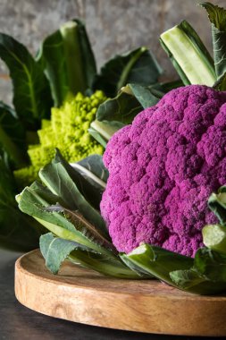Karnabahar yeşil ve mor. Koyu arka plan. Vejetaryen yiyecekler.