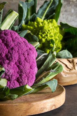Karnabahar yeşil ve mor. Koyu arka plan. Vejetaryen yiyecekler.