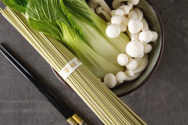 Mantar, geleneksel Çin eriştesi choy paketi. Karanlık arka