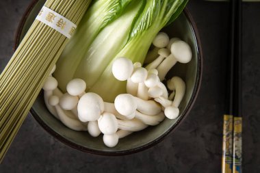 Mantar, geleneksel Çin eriştesi choy paketi. Karanlık arka