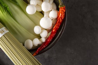 Mantar, geleneksel Çin eriştesi choy paketi. Karanlık arka