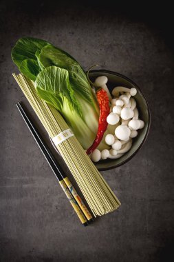 Mantar, geleneksel Çin eriştesi choy paketi. Karanlık arka