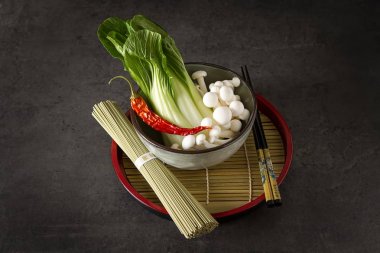 Mantar, geleneksel Çin eriştesi choy paketi. Karanlık arka