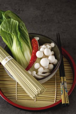 Mantar, geleneksel Çin eriştesi choy paketi. Karanlık arka