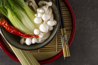 Mantar, geleneksel Çin eriştesi choy paketi. Karanlık arka