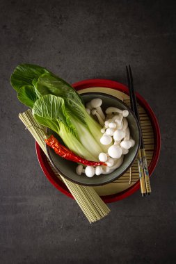 Mantar, geleneksel Çin eriştesi choy paketi. Karanlık arka