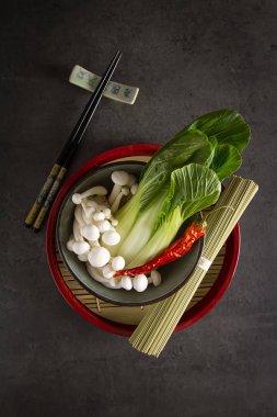 Mantar, geleneksel Çin eriştesi choy paketi. Karanlık arka