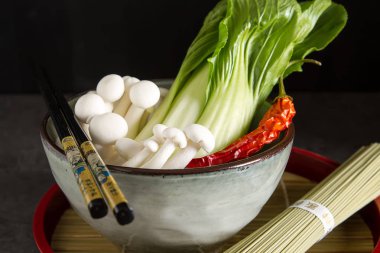 Mantar, geleneksel Çin eriştesi choy paketi. Karanlık arka