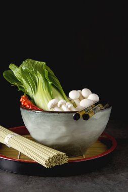 Mantar, geleneksel Çin eriştesi choy paketi. Karanlık arka