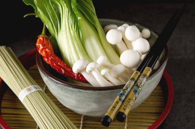 Mantar, geleneksel Çin eriştesi choy paketi. Karanlık arka