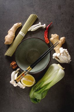 Mantar, geleneksel Çin eriştesi choy paketi. Karanlık arka