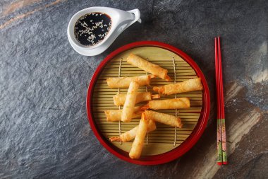 Kızarmış karides, tatlı biber sosu ve pirzola ile servis ile rulo