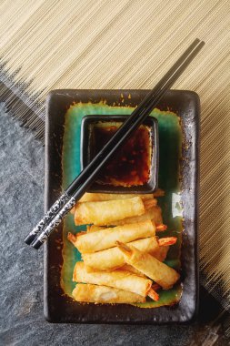 Kızarmış karides, tatlı biber sosu ve pirzola ile servis ile rulo