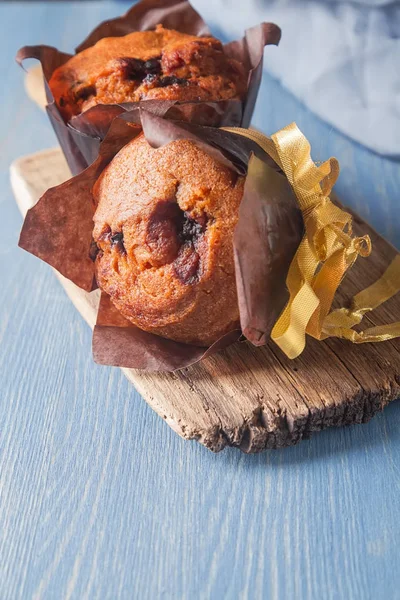 Borůvkové muffiny a čerstvé jahody. Chutný dezert. Světle breakf — Stock fotografie