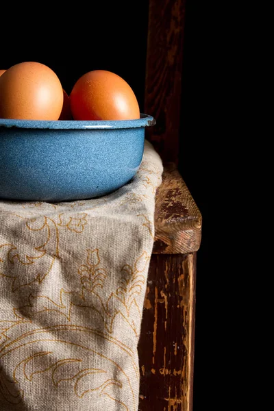 Huevos en un plato. Granja de pollos. Fondo oscuro . —  Fotos de Stock