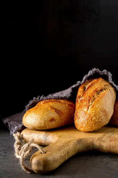 Pan italiano casero. Panadería fresca. Fondo oscuro . — Foto de Stock