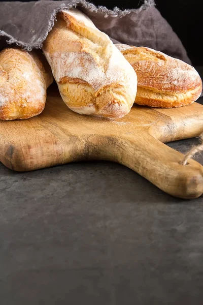 Італійський домашній хліб. Свіжі хлібобулочні. Темному тлі. — стокове фото